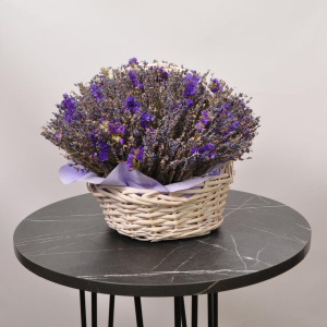 Ароматная лаванда и сиреневая статица в корзинке