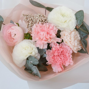 Ранункулюсы (Лютики) и диантусы в нежном букете