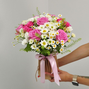 Розы и ромашки в полевом букете "Летний Джаз"