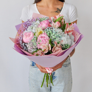 Голубая гортензия и пионы в букете «Летний вайб»