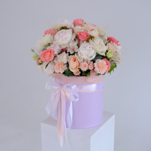 Белые пионы и розы в большой коробке "Океан Любви"