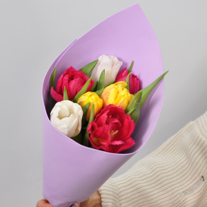 Букет из 7 тюльпанов в упаковке. Корпоративные подарки на 8 марта. Цена от 10 шт.