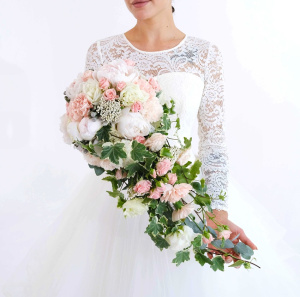 Белые пионы и диантусы в изящном букете "Королева красоты"