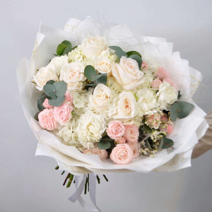 Гортензия и ароматные пионовидные розы Охара в большом букете "Белоснежка"