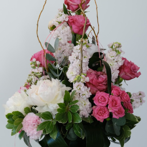 Интерьерный букет в вазе: пионы, розы и гортензия