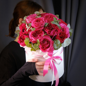 Дорогие пионовидные розы в коробке "Кармен"