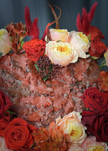 Авторский букет с декоративным центром: пионовидные розы и ягоды илекса 