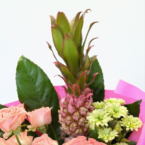 Яркий букет с ананасом и розами "Тропический коктейль"