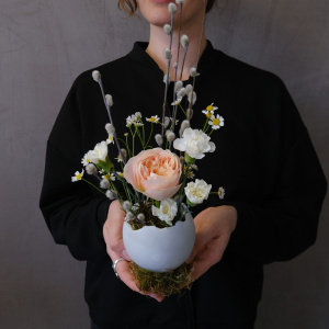 Яйцо пасхальное с живыми цветами: верба, ароматная роза и ромашки