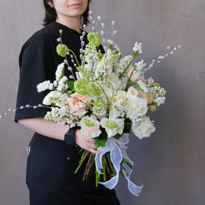 Букет на Пасху: Верба, ранункулюсы и белая сирень