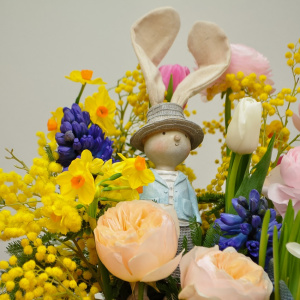 Ранункулюсы, гиацинты, мимоза и тюльпаны в весенней композиции