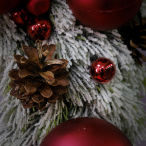 Новогодний венок с сувениром "Счастливый орешек" (искусственный)