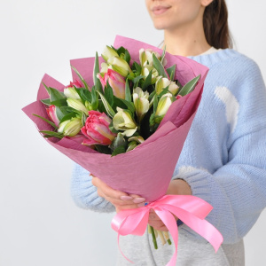 Букет с тюльпанами и альстромериями