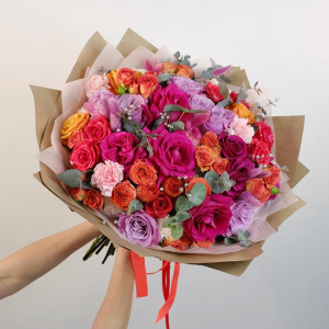 Розы в большом букете "Фейерверк чувств"