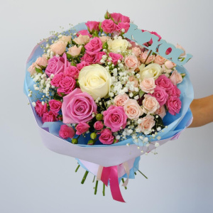 Кустовые розы и гипсофила в нежном букете "Моё сердце лишь твоё"