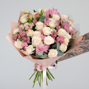 Кустовые розы и альстромерия в милом букете "Сливочный Рассвет"