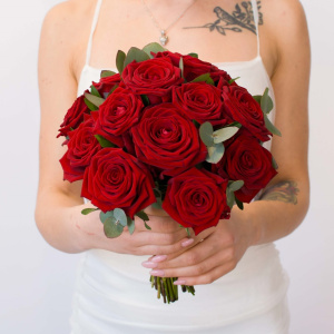 Букет невесты из красных ароматных роз с эвкалиптом