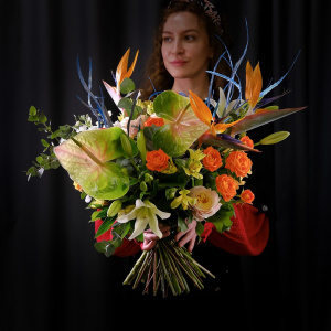 Авторский букет: антуриумы, стрелиция и розы в экзотическом букете «Лёд и пламя»