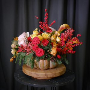 Цветы в тыкве! Тыква с каллами, пионовидными розами и ягодами илекса