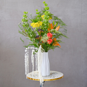 Букет в вазе. Фритиллярия, сочная зелень и пламенные розы "Медовый зной"