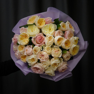 Нежные кремовые пионовидные розы, 35 штучек в букете "Цветочная акварель"