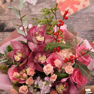 Орхидея и ароматные розы в зимнем букете