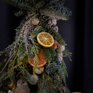 Ёлка ручной работы из нобилиса в оранжевых оттенках в деревянном ящичке