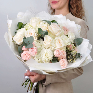 Гортензия и ароматные пионовидные розы Охара в большом букете "Белоснежка"