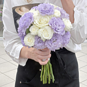 Букет невесты с сиреневой эустомой и белыми розами