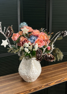 Зимний букет на каркасе с пионовидными розами и гортензиями