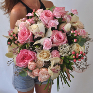 Пионовидные розы Охара и орхидеи в большом букете