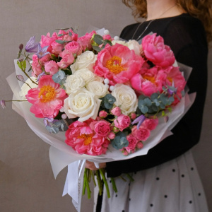 Коралловые пионы и белые розы в букете "Коралловая сказка"