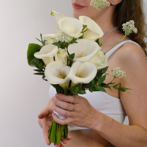 Букет невесты с белыми каллами 
