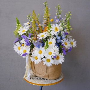 Крупные ромашки и голубой дельфиниум в джутовой сумке "Полевая почта"