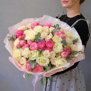 Кустовые и одноголовые розы в нежном букете "Rose Mix"