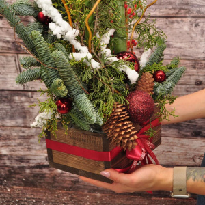 Амариллисы и нобилис в сказочной композиции «Зимний Лес»