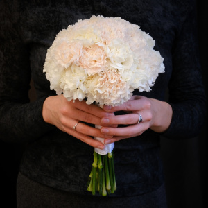 Букеты невесты из нежных гвоздик "Флер д Элеганс"
