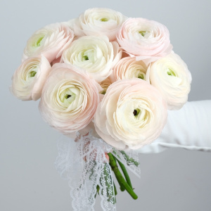 Букет невесты с ранункулюсами и кружевной лентой