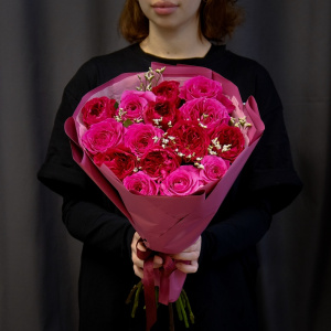 Красные пионовидные розы, 15 штучек (Английские розы Дэвида Остина)