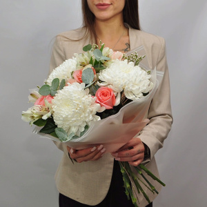 Пионовидные розы и хризантемы в нежном букете