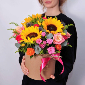 Подсолнухи в ярком букете в коробке