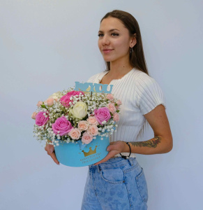 Кустовые розы и гипсофила в коробочке "Моё сердце лишь твоё"