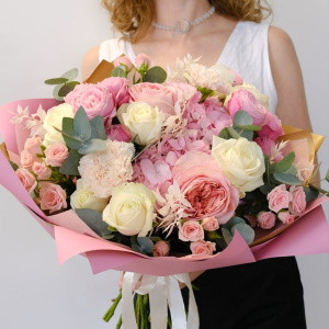 Гортензия и пионовидные розы в букете "Розовый закат"