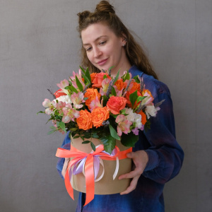 Яркие оранжевые розы и лаванда в коробочке "Пламенный закат"