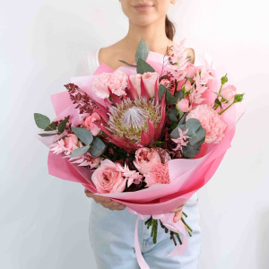 Африканская роза (Протея) в ярком букете