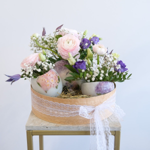 Композиция на пасху: декоративные яйца с цветочным оформлением