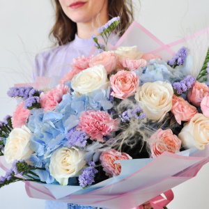 Букет с голубой гортензией и пионовидной розой Джульетта "Ванильное небо"