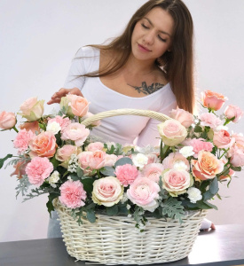 Ранункулюсы и пионовидные розы в нежной корзине "Ты краше всех цветов"