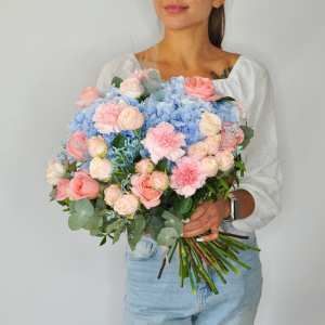 Букет с голубой гортензией и персиковыми розами "Ванильное небо"