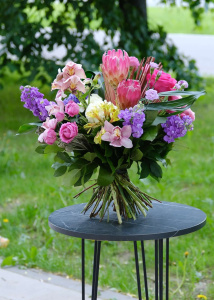 Авторский букет с экзотическими цветами: протея, орхидеи, розы и гвоздики